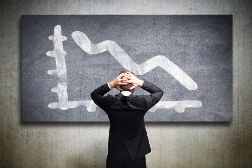 Foto: Person steht vor Tafel