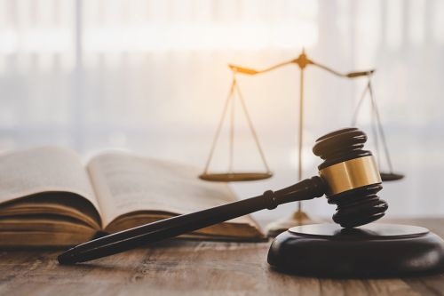 Foto: Richterhammer und Waage